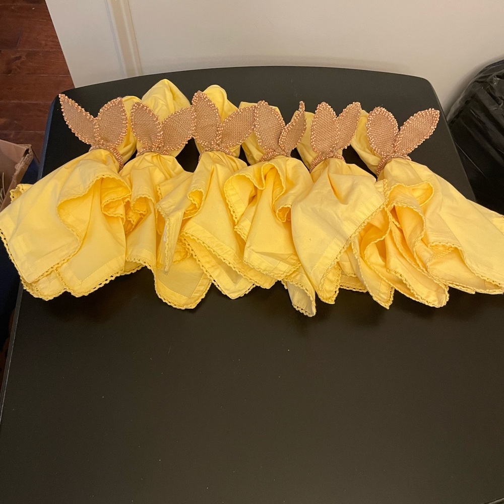 NWOT Yellow table napkins with Rabbit napkin rings